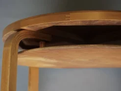 Table d'appoint à deux niveaux Modèle 70 d'Alvar Aalto en bois de bouleau. Finlande, années 1940.