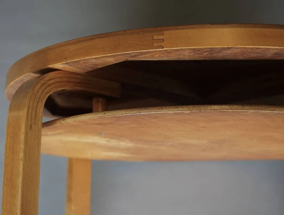 Table d'appoint à deux niveaux Modèle 70 d'Alvar Aalto en bois de bouleau. Finlande, années 1940.
