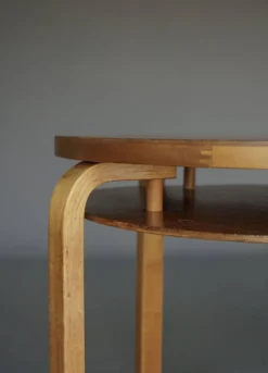 Table d'appoint à deux niveaux Modèle 70 d'Alvar Aalto en bois de bouleau. Finlande, années 1940.
