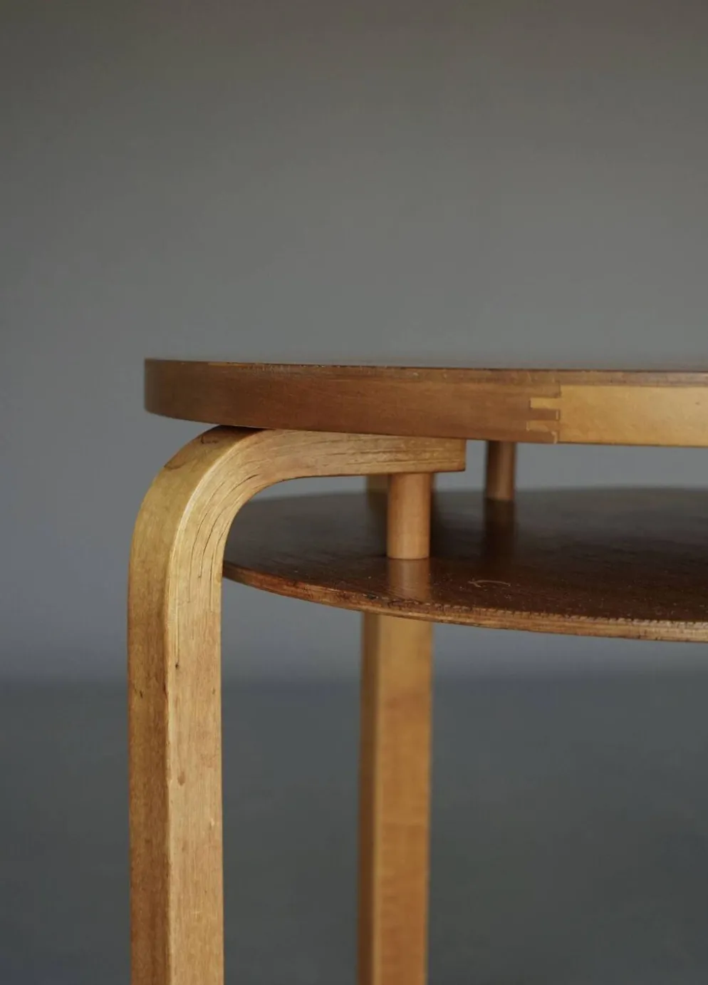 Table d'appoint à deux niveaux Modèle 70 d'Alvar Aalto en bois de bouleau. Finlande, années 1940.