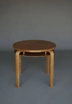 Table d'appoint à deux niveaux Modèle 70 d'Alvar Aalto en bois de bouleau. Finlande, années 1940.