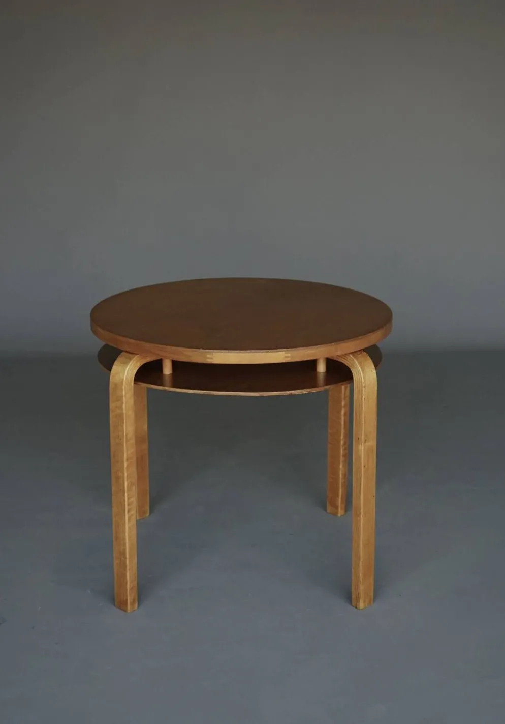 Table d'appoint à deux niveaux Modèle 70 d'Alvar Aalto en bois de bouleau. Finlande, années 1940.