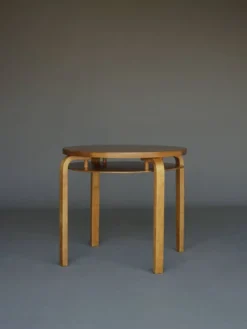 Table d'appoint à deux niveaux Modèle 70 d'Alvar Aalto en bois de bouleau. Finlande, années 1940.