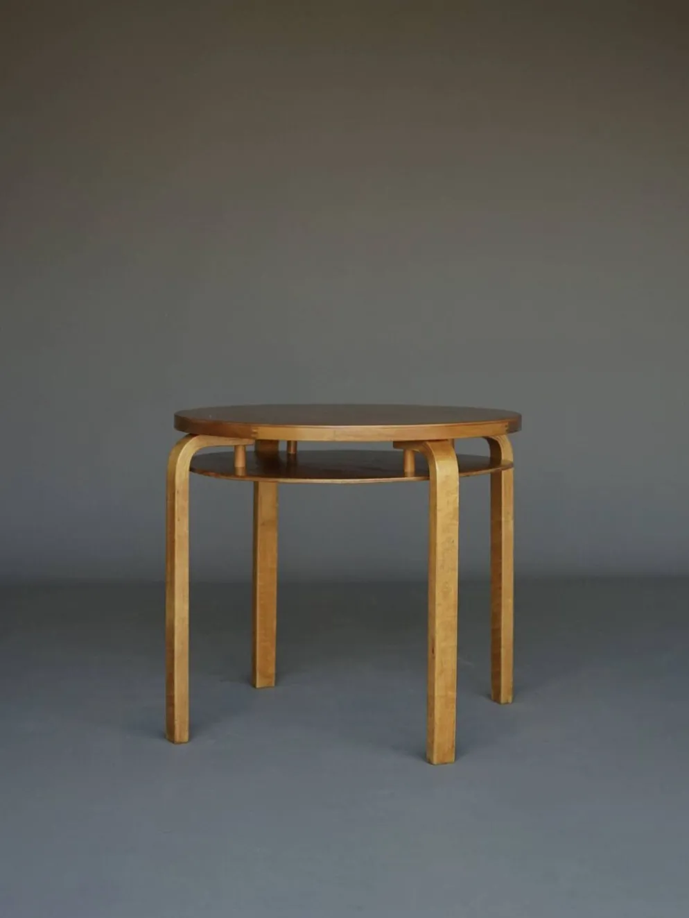 Table d'appoint à deux niveaux Modèle 70 d'Alvar Aalto en bois de bouleau. Finlande, années 1940.