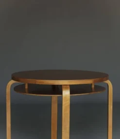 Table d'appoint à deux niveaux Modèle 70 d'Alvar Aalto en bois de bouleau. Finlande, années 1940.