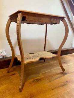 Table d’appoint d’époque 1900 à deux plateaux gravés – Style Art Nouveau