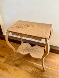 Table d’appoint d’époque 1900 à deux plateaux gravés – Style Art Nouveau
