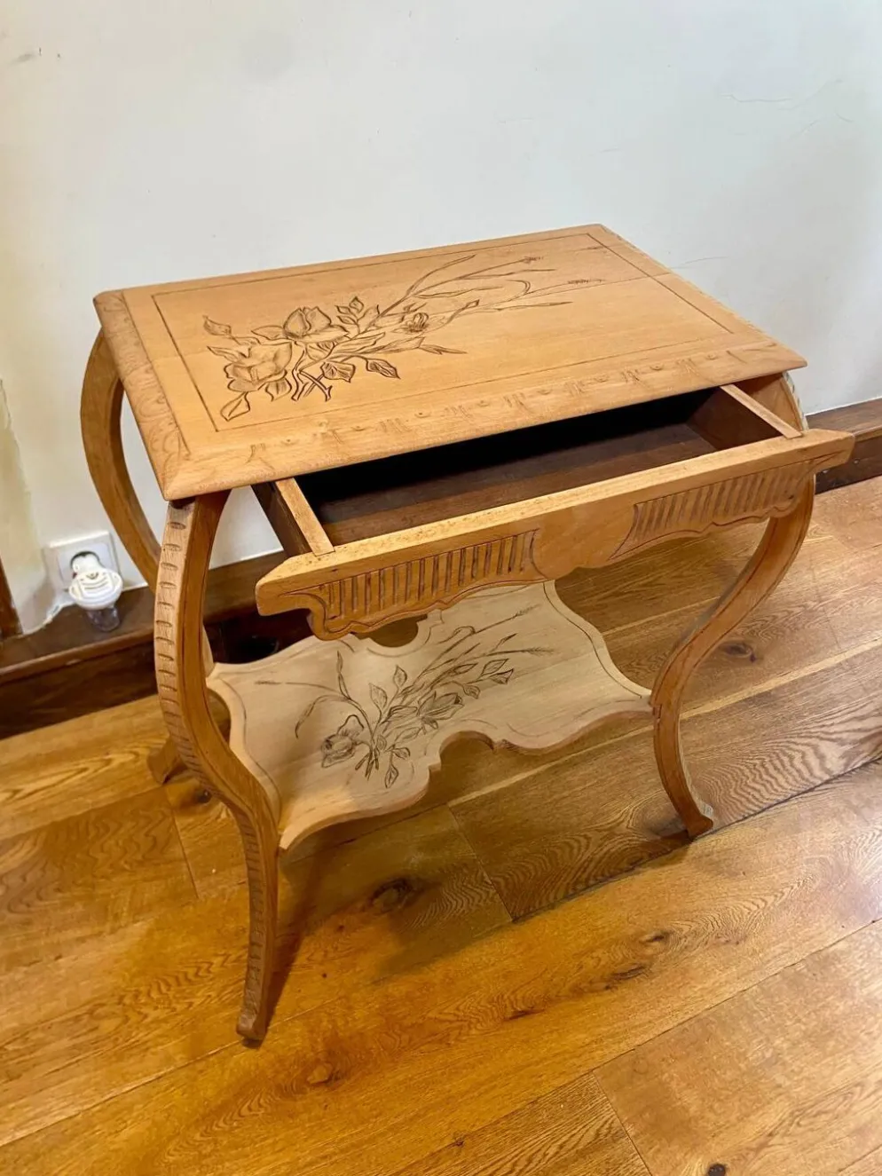 Table d’appoint d’époque 1900 à deux plateaux gravés – Style Art Nouveau