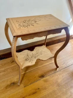 Table d’appoint d’époque 1900 à deux plateaux gravés – Style Art Nouveau