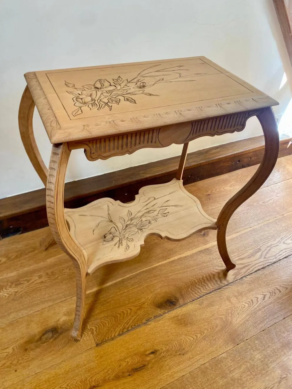 Table d’appoint d’époque 1900 à deux plateaux gravés – Style Art Nouveau