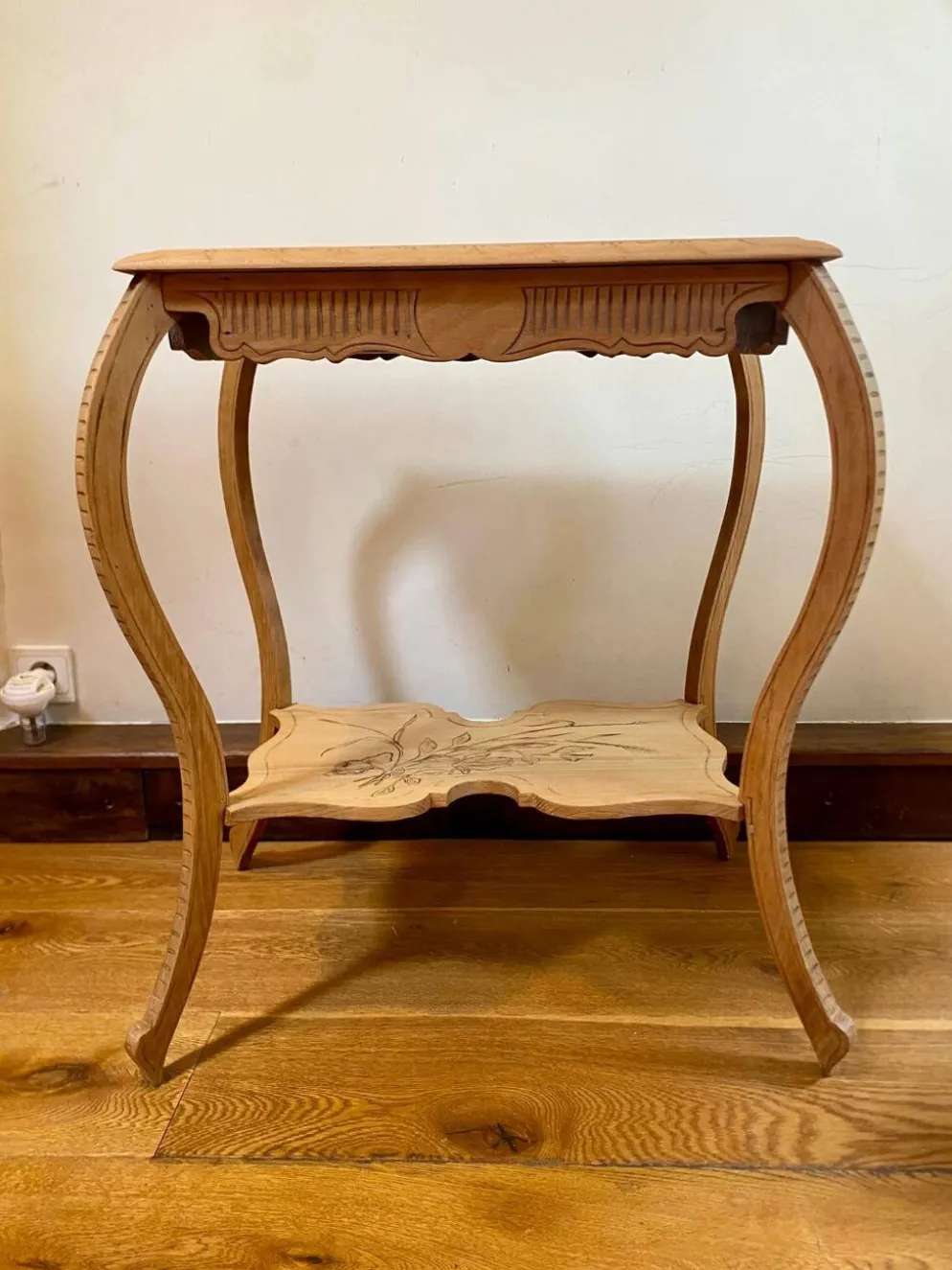 Table d’appoint d’époque 1900 à deux plateaux gravés – Style Art Nouveau