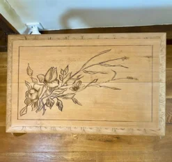 Table d’appoint d’époque 1900 à deux plateaux gravés – Style Art Nouveau