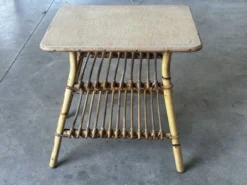Table d’appoint en bambou et rotin avec porte-revues – Années