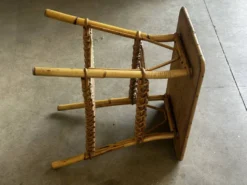 Table d’appoint en bambou et rotin avec porte-revues – Années
