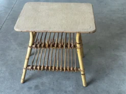 Table d’appoint en bambou et rotin avec porte-revues – Années