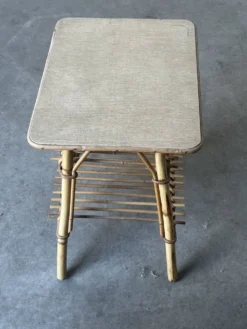 Table d’appoint en bambou et rotin avec porte-revues – Années