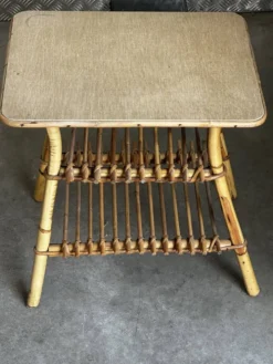 Table d’appoint en bambou et rotin avec porte-revues – Années