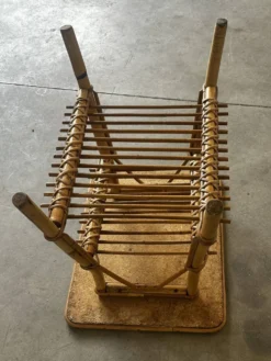 Table d’appoint en bambou et rotin avec porte-revues – Années