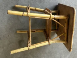 Table d’appoint en bambou et rotin avec porte-revues – Années