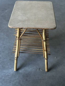 Table d’appoint en bambou et rotin avec porte-revues – Années