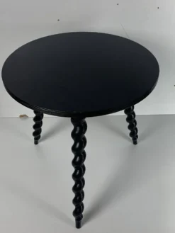 Table d'appoint en bois ébène tourné de style français des années 50 avec des pieds en tire-bouchon.