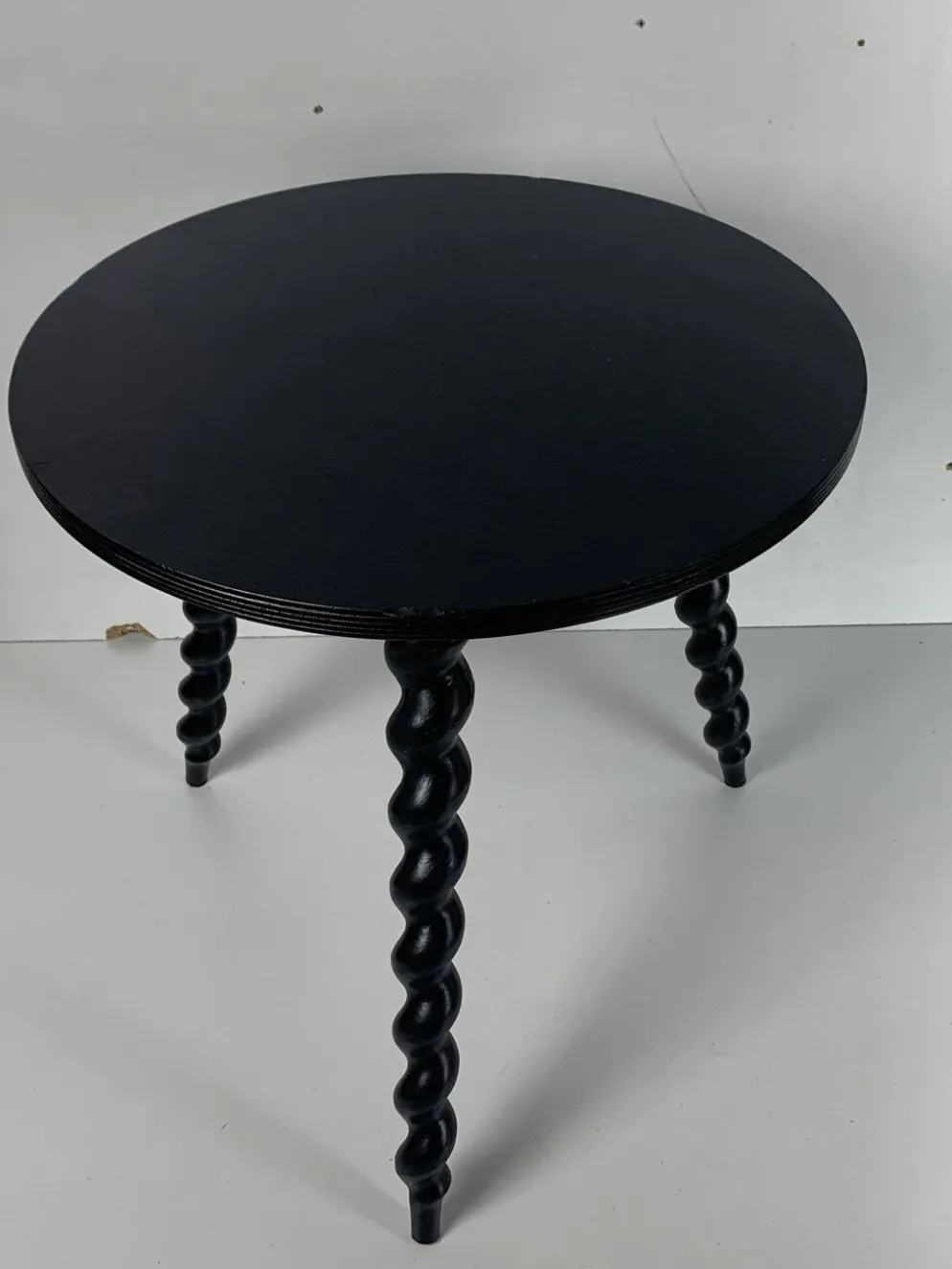 Table d'appoint en bois ébène tourné de style français des années 50 avec des pieds en tire-bouchon.