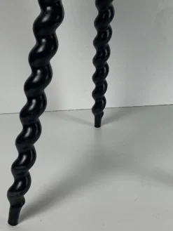 Table d'appoint en bois ébène tourné de style français des années 50 avec des pieds en tire-bouchon.