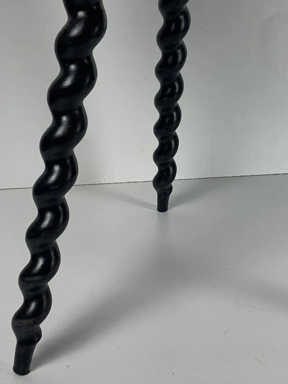 Table d'appoint en bois ébène tourné de style français des années 50 avec des pieds en tire-bouchon.