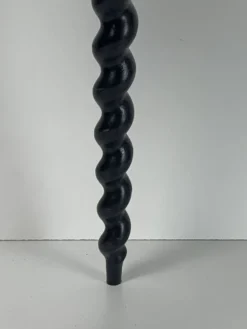Table d'appoint en bois ébène tourné de style français des années 50 avec des pieds en tire-bouchon.