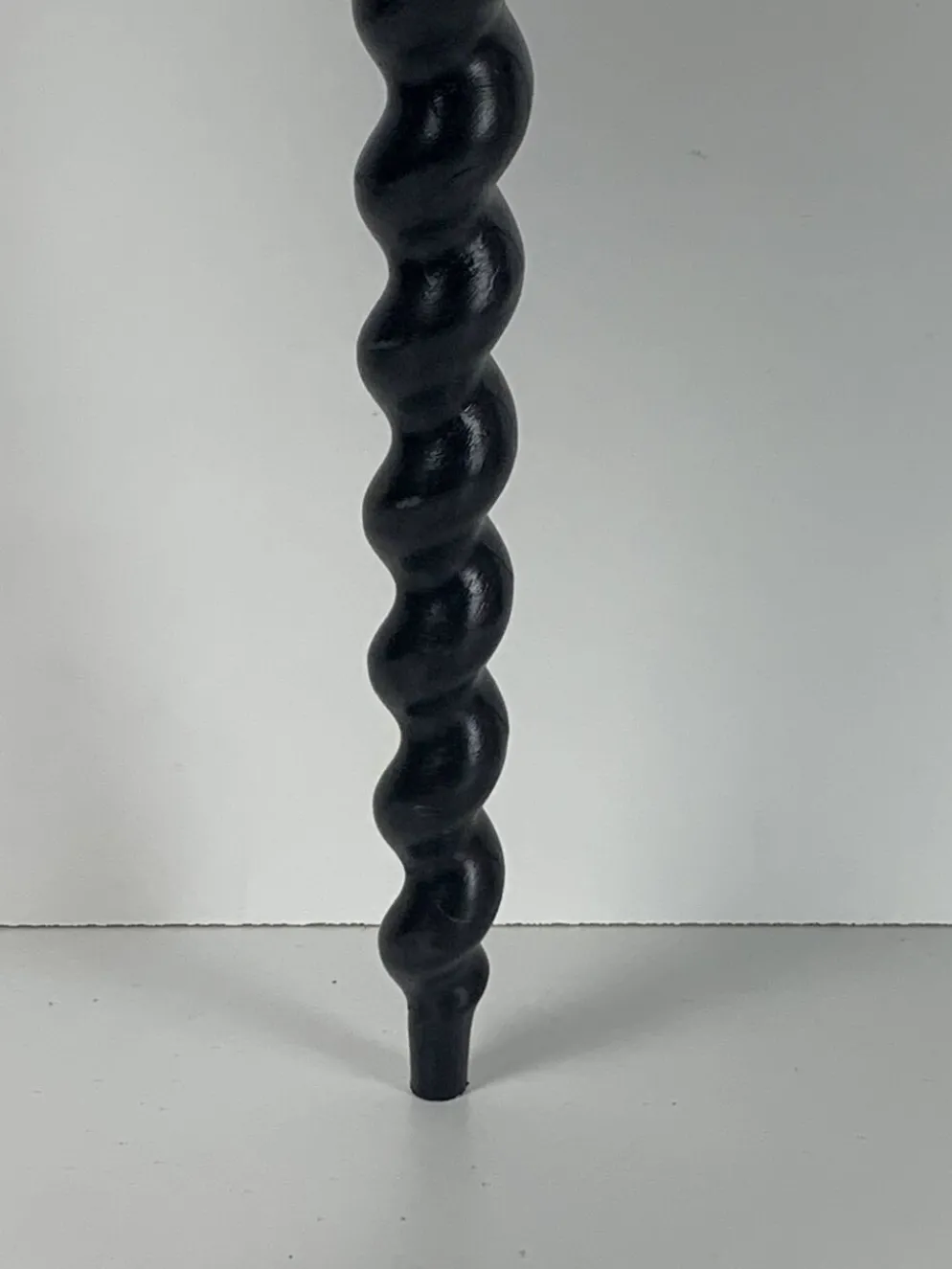 Table d'appoint en bois ébène tourné de style français des années 50 avec des pieds en tire-bouchon.