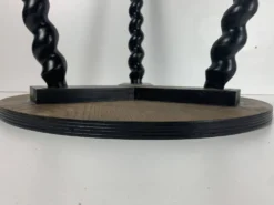 Table d'appoint en bois ébène tourné de style français des années 50 avec des pieds en tire-bouchon.