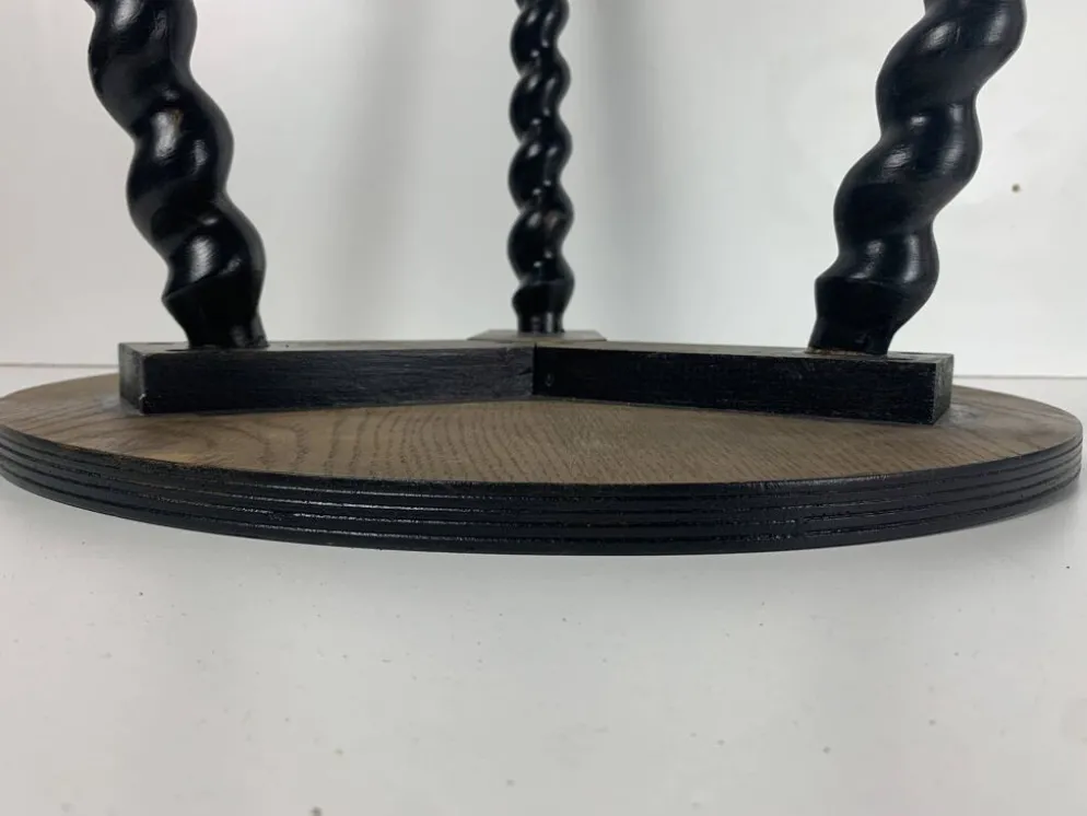 Table d'appoint en bois ébène tourné de style français des années 50 avec des pieds en tire-bouchon.