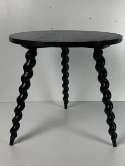 Table d'appoint en bois ébène tourné de style français des années 50 avec des pieds en tire-bouchon.