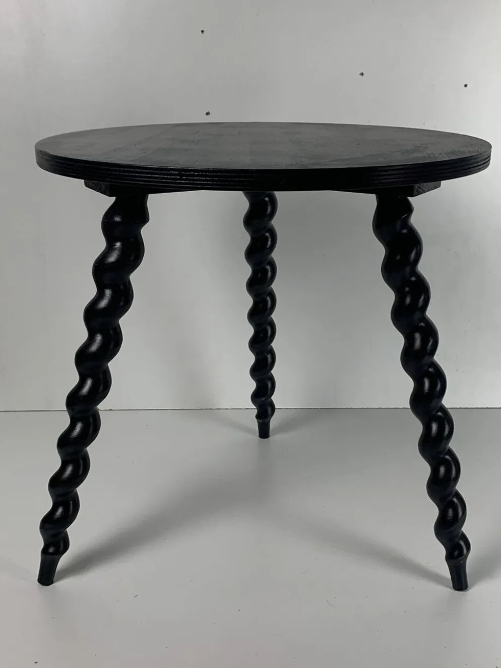 Table d'appoint en bois ébène tourné de style français des années 50 avec des pieds en tire-bouchon.