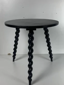 Table d'appoint en bois ébène tourné de style français des années 50 avec des pieds en tire-bouchon.