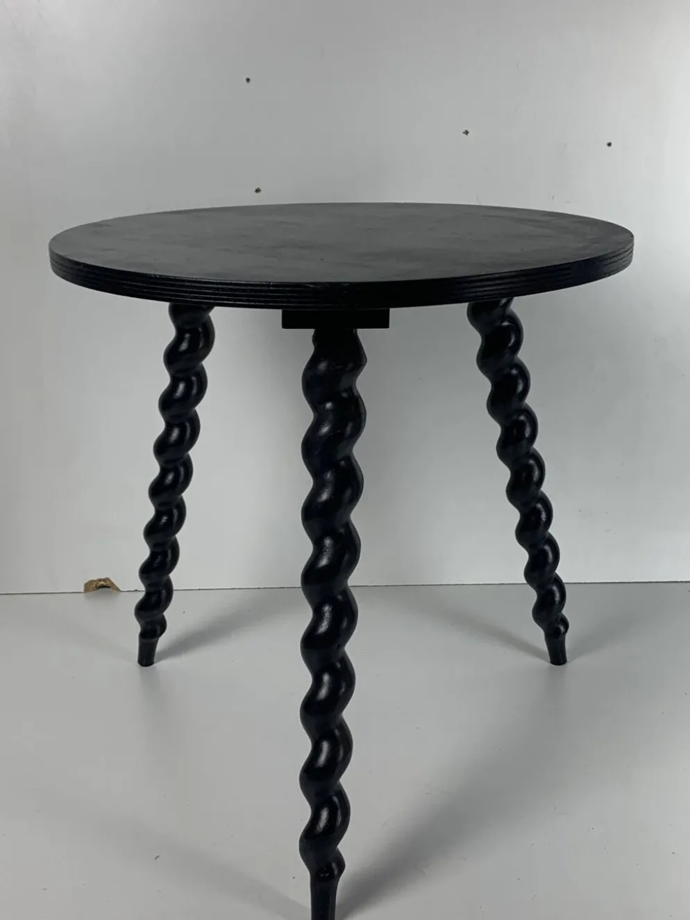 Table d'appoint en bois ébène tourné de style français des années 50 avec des pieds en tire-bouchon.