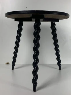 Table d'appoint en bois ébène tourné de style français des années 50 avec des pieds en tire-bouchon.