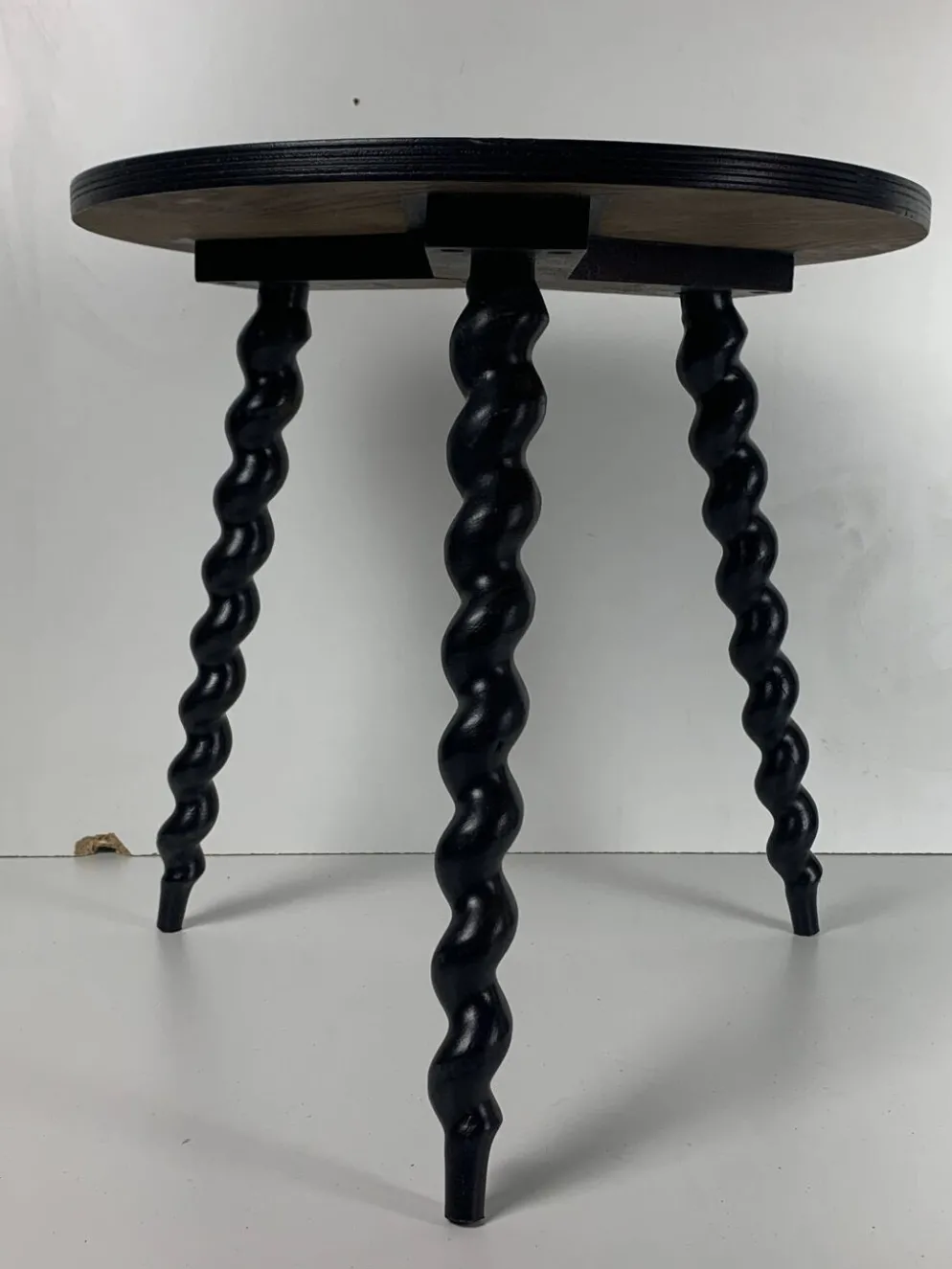 Table d'appoint en bois ébène tourné de style français des années 50 avec des pieds en tire-bouchon.