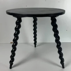 Table d'appoint en bois ébène tourné de style français des années 50 avec des pieds en tire-bouchon.