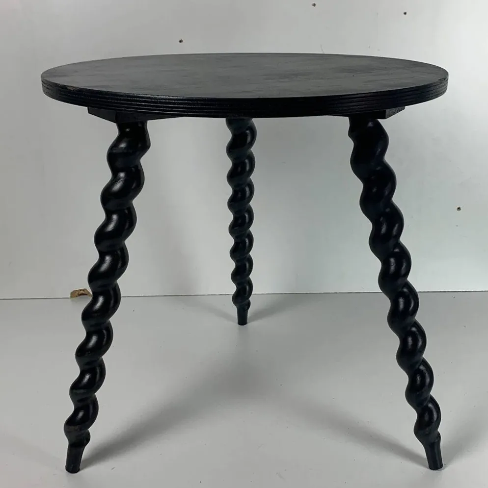 Table d'appoint en bois ébène tourné de style français des années 50 avec des pieds en tire-bouchon.