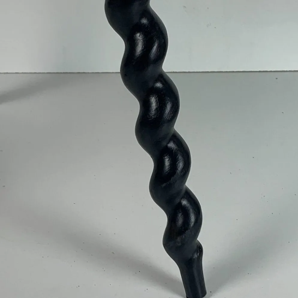 Table d'appoint en bois ébène tourné de style français des années 50 avec des pieds en tire-bouchon.