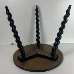 Table d'appoint en bois ébène tourné de style français des années 50 avec des pieds en tire-bouchon.