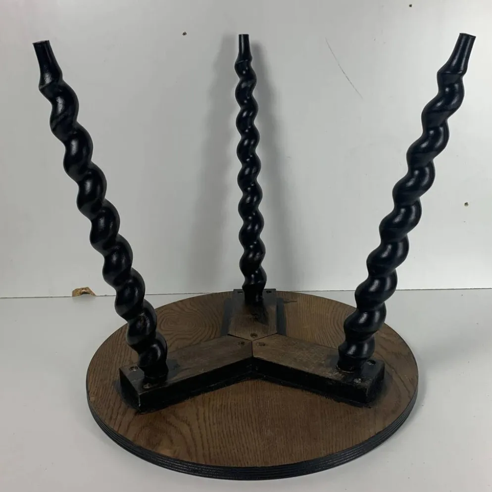 Table d'appoint en bois ébène tourné de style français des années 50 avec des pieds en tire-bouchon.