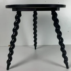 Table d'appoint en bois ébène tourné de style français des années 50 avec des pieds en tire-bouchon.