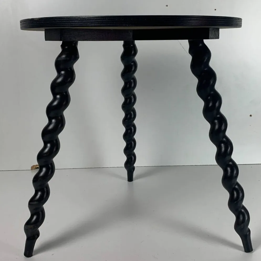 Table d'appoint en bois ébène tourné de style français des années 50 avec des pieds en tire-bouchon.
