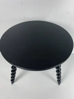 Table d'appoint en bois ébène tourné de style français des années 50 avec des pieds en tire-bouchon.