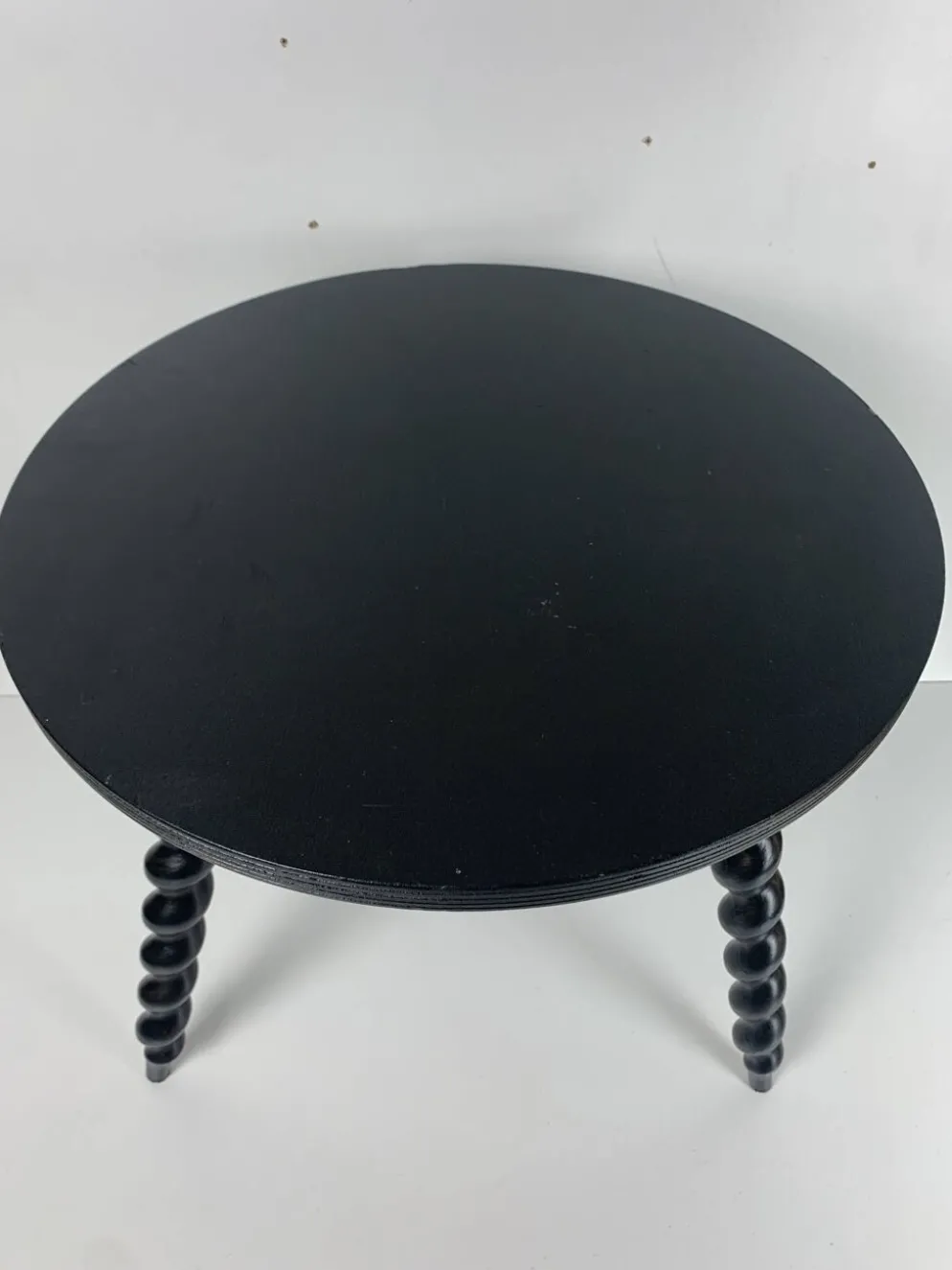 Table d'appoint en bois ébène tourné de style français des années 50 avec des pieds en tire-bouchon.