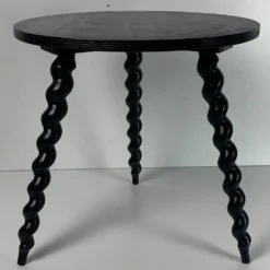 Table d'appoint en bois ébène tourné de style français des années 50 avec des pieds en tire-bouchon.