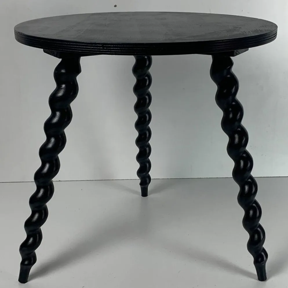 Table d'appoint en bois ébène tourné de style français des années 50 avec des pieds en tire-bouchon.