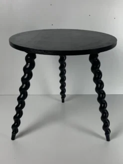 Table d'appoint en bois ébène tourné de style français des années 50 avec des pieds en tire-bouchon.